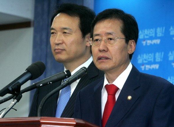한나라당 홍준표 의원(오른쪽)과 임태희 의원이 18일 오전 서울 여의도 당사에서 기자회견을 열고 원내대표와 정책위의장에 러닝메이트로 출마한다고 발표하고 있다. 강재훈 선임기자 khan@hani.co.kr 한나라당 홍준표 의원(오른쪽)과 임태희 의원이 18일 오전 서울 여의도 당사에서 기자회견을 열고 원내대표와 정책위의장에 러닝메이트로 출마한다고 발표하고 있다. 강재훈 선임기자 khan@hani.co.kr