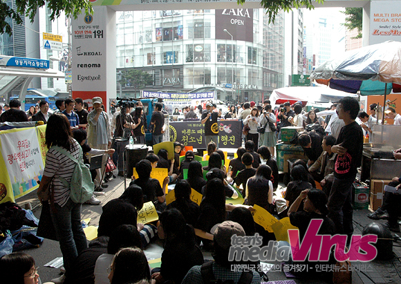 미친소닷넷 회원들과 청소년들이 17일, 〈미친소 때려잡기 청소년 거리행진〉 행사를 진행했다  ⓒ 인터넷뉴스 바이러스