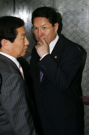 야당이 정운천 농림수산식품부 장관에 대한 해임건의안을 국회에 접수한 21일 오후 정 장관(오른쪽)이 법제사법위원회에서 법안 심의를 마치고 승강기에 올라 굳은 표정을 짓고 있다. 강창광 기자 <A href="mailto:chang@hani.co.kr">chang@hani.co.kr</A> 야당이 정운천 농림수산식품부 장관에 대한 해임건의안을 국회에 접수한 21일 오후 정 장관(오른쪽)이 법제사법위원회에서 법안 심의를 마치고 승강기에 올라 굳은 표정을 짓고 있다. 강창광 기자 <A href="mailto:chang@hani.co.kr">chang@hani.co.kr</A>