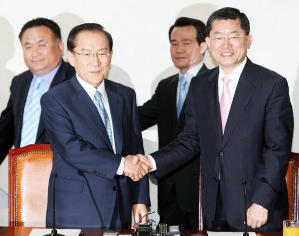 이회창 문국현 교섭단체 공동 구성 = 자유선진당 이회창 총재(왼쪽)와 창조한국당 문국현 대표가 23일 국회 의원회관에서 공동 원내교섭단체 구성에 합의한 뒤 악수하고 있다. 양당은 한반도 대운하 저지, 미국산 쇠고기 재협상, 중소기업 육성 등 3가지 정책 분야에 대해 공동으로 대응하자는 정책연대를 통한 교섭단체 구성 방식에 합의한 것으로 전해졌다. 연합뉴스 이회창 문국현 교섭단체 공동 구성 = 자유선진당 이회창 총재(왼쪽)와 창조한국당 문국현 대표가 23일 국회 의원회관에서 공동 원내교섭단체 구성에 합의한 뒤 악수하고 있다. 양당은 한반도 대운하 저지, 미국산 쇠고기 재협상, 중소기업 육성 등 3가지 정책 분야에 대해 공동으로 대응하자는 정책연대를 통한 교섭단체 구성 방식에 합의한 것으로 전해졌다. 연합뉴스