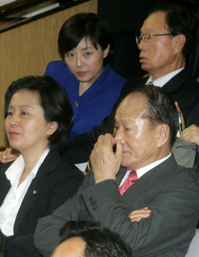 이상득 국회부의장(앞줄 오른쪽)이 23일 오후 국회에서 열린 한나라당 의원총회에서 의원들의 발언을 듣고 있다. 강재훈 선임기자 <A href="mailto:khan@hani.co.kr">khan@hani.co.kr</A> 이상득 국회부의장(앞줄 오른쪽)이 23일 오후 국회에서 열린 한나라당 의원총회에서 의원들의 발언을 듣고 있다. 강재훈 선임기자 <A href="mailto:khan@hani.co.kr">khan@hani.co.kr</A>