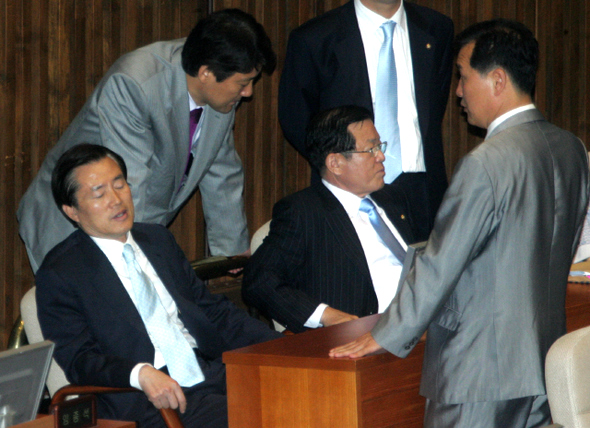 김효석 원내대표 (왼쪽 앉은 이)등 통합민주당 지도부가 23일 오후 국회 본회의장에서 정운천 농림수산식품부 장관 해임건의안이 부결되자 허탈한 표정을 짓고 있다. 강재훈 선임기자 khan@hani.co.kr