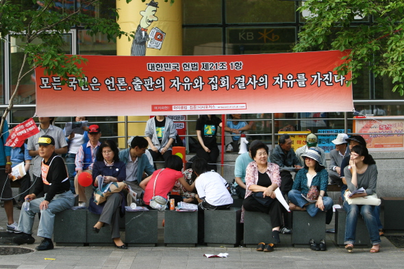 5월24일 오후 6시30분께 서울 청계광장. 쇠고기 수입반대 17번째 촛불문화제에 참가한 시민들. 사진 이규호 피디