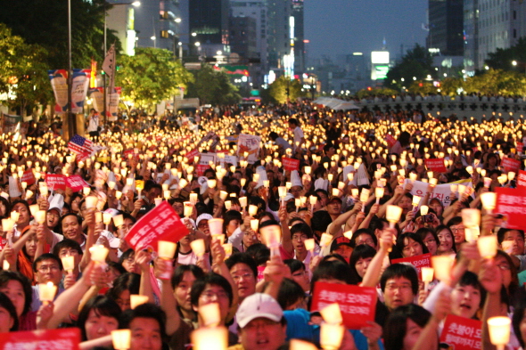 5월24일 오후 8시30분께 서울 청계광장. 쇠고기 수입반대 17번째 촛불문화제에 참가한 시민들. 사진 이규호 피디