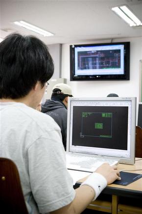 한국폴리텍Ⅲ대학 춘천캠퍼스 빌딩자동화과 학생들이 실습을 하는 모습. 한국폴리텍대학 제공 한국폴리텍Ⅲ대학 춘천캠퍼스 빌딩자동화과 학생들이 실습을 하는 모습. 한국폴리텍대학 제공