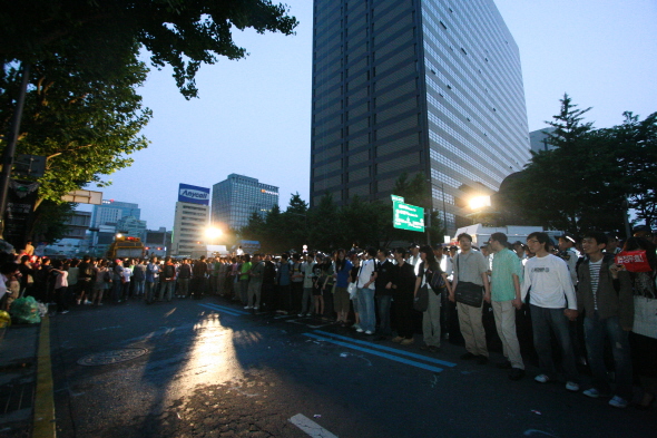 5월25일 새벽 5시15분께 종로거리에서 집회를 하고 있던 시민들이 ‘평화시위 보장’을 외치며 경찰과 대치하고 있다. 사진 이규호피디