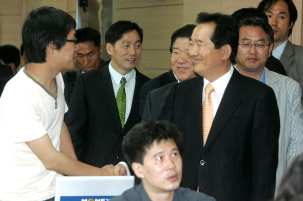 정세균 통합민주당 의원이 25일 오전 영등포당사에서 당대표에 출마하는 기자회견을 하기 위해 브리핑룸으로 들어서며 기자들과 인사를 나누고 있다. 강재훈 선임기자 정세균 통합민주당 의원이 25일 오전 영등포당사에서 당대표에 출마하는 기자회견을 하기 위해 브리핑룸으로 들어서며 기자들과 인사를 나누고 있다. 강재훈 선임기자