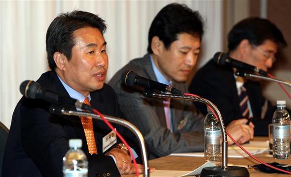 사진은 지난 16일 오후 제주 KAL호텔에서 열린 관훈클럽 주최 ‘새로운 언론진로의 모색’ 세미나에 참석해 발언하고 있는 신재민 문화체육관광부 2차관(왼쪽)의 모습. 제주/연합뉴스
사진은 지난 16일 오후 제주 KAL호텔에서 열린 관훈클럽 주최 ‘새로운 언론진로의 모색’ 세미나에 참석해 발언하고 있는 신재민 문화체육관광부 2차관(왼쪽)의 모습. 제주/연합뉴스