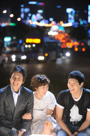 유기농업체 대표(이선균·왼쪽), 최강희(사진 가운데), 대학생 연하남(지현우·오른쪽) 유기농업체 대표(이선균·왼쪽), 최강희(사진 가운데), 대학생 연하남(지현우·오른쪽)
