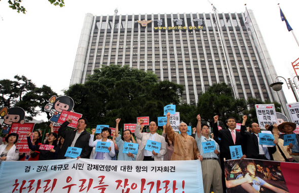 ‘광우병 위험 미국산 쇠고기 전면 수입을 반대하는 국민대책회의’ 소속 회원들이 28일 오전 서울 미근동 경찰청 앞에서 기자회견을 열어, 경찰이 전날 밤 100여명의 시민들을 강제 연행한 데 항의해 “연행자 즉각 석방” 등의 구호를 외치고 있다. 신소영 기자 <A href="mailto:viator@hani.co.kr">viator@hani.co.kr</A>