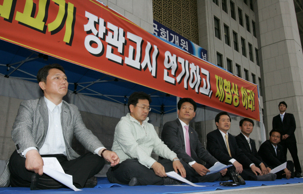 김효석 통합민주당 원내대표(맨 오른쪽)와 ‘개혁과 미래 모임’ 의원들이 28일 오후 국회 본청 앞에서 쇠고기 장관 고시 연기와 재협상을 요구하는 농성을 벌이고 있다. 강재훈 선임기자 <A href="mailto:khan@hani.co.kr">khan@hani.co.kr</A>