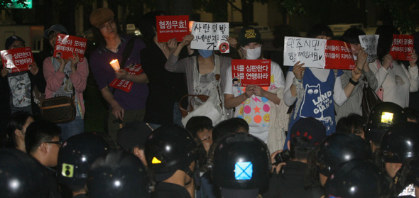 28일 서울 청계광장에서 21번째 ‘미국산 쇠고기 수입저지를 위한 촛불문화제’가 열린 가운데, 거리행진을 시도하려는 참가자들이 경찰과 대치하고 있다. 김진수 기자