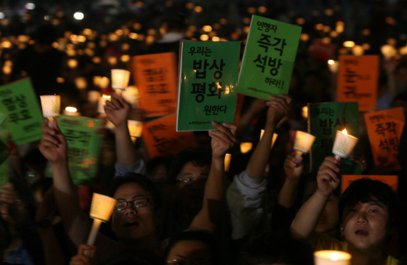 21번째 ‘미국산 쇠고기 수입 반대 촛불문화제’가 28일 청계광장에서 1만여명의 시민이 참석한 가운데 열렸다. 김진수 기자