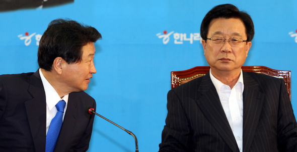 강재섭 한나라당 대표(오른쪽)가 29일 오전 서울 여의도 국회에서 열린 최고위원회의에서 안상수 원내대표의 이야기를 들으며 심각한 표정을 짓고 있다. 박종식 기자 anaki@hani.co.kr