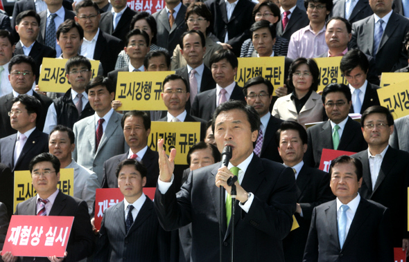 손학규 통합민주당 대표와 소속 의원들이 29일 오후 국회 본청 앞 계단에서 ‘정부의 미국산 쇠고기 수입 장관고시 강행 규탄 및 재협상 촉구 결의대회’에서 재협상을 촉구하고 있다.  강재훈 선임기자 khan@hani.co..kr