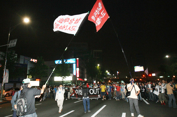 미국산 쇠고기 수입에 반대하는 촛불문화제에 참여했던 시민들이 28일 밤 청계광장에서 문화제를 마치고 퇴계로에서 동대문으로 이동하며 거리시위를 하고 있다. ‘고시철회, 재협상’이라고 적힌 깃발이 시위대를 이끌고 있다. 김진수 기자 jsk@hani.co.kr