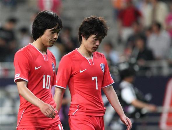 ‘헛심’ 된 두골 / 박지성(오른쪽)과 박주영이 지난 31일 서울월드컵경기장에서 열린 요르단과의 경기에서 2-2 무승부로 경기가 끝나자 고개 숙인 채 관중에게 인사하기 위해 걸어가고 있다.  연합뉴스