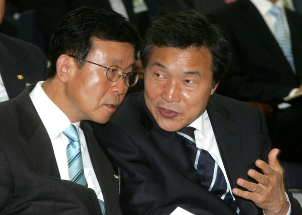 손학규 통합민주당 대표(오른쪽)와 원혜영 원내대표가 3일 오후 국회에서 열린 제18대 첫 의원총회에서 미국 쇠고기 재협상 촉구 대책을 논의하고 있다. 강재훈 선임기자 khan@hani.co.kr 손학규 통합민주당 대표(오른쪽)와 원혜영 원내대표가 3일 오후 국회에서 열린 제18대 첫 의원총회에서 미국 쇠고기 재협상 촉구 대책을 논의하고 있다. 강재훈 선임기자 khan@hani.co.kr