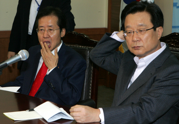 강재섭 한나라당 대표(오른쪽)와 홍준표 원내대표가 4일 오전 서울 여의도 당사에서 열린 최고위원회의에서 각각 머리와 입술을 매만지고 있다. 강재훈 선임기자 <A href="mailto:khan@hani.co.kr">khan@hani.co.kr</A> 강재섭 한나라당 대표(오른쪽)와 홍준표 원내대표가 4일 오전 서울 여의도 당사에서 열린 최고위원회의에서 각각 머리와 입술을 매만지고 있다. 강재훈 선임기자 <A href="mailto:khan@hani.co.kr">khan@hani.co.kr</A>