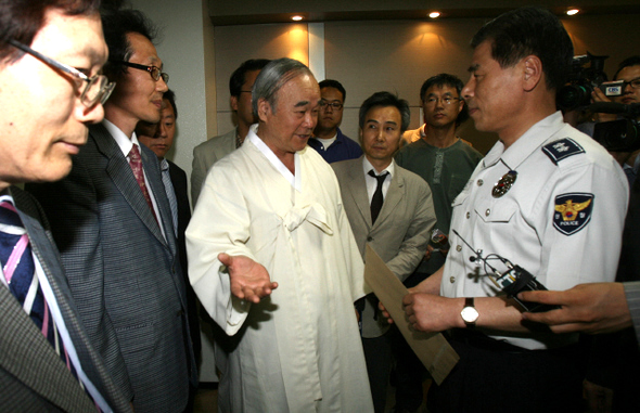 한국기독교교회협의회 정의평화위원회 유원규 목사(왼쪽 두번째)와 예수살기 상임대표 문대골 목사(왼쪽 세번째) 등 개신교 단체 대표들이 4일 오전 서울 미근동 경찰청을 찾아가 이길범 경비국장(오른쪽)에게 최근 경찰의 촛불집회 진압 행태를 강하게 비판하는 개신교계 견해를 전하고 있다. 김진수 기자 jsk@hani.co.kr