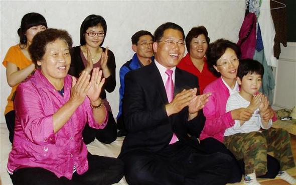 경남 남해군수 보궐선거에 당선된 무소속 정현태 후보가 가족들과 함께 개표 과정을 지켜보다 당선확정 소식을 듣자 박수를 치며 기뻐하고 있다. 남해 연합뉴스