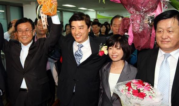 이해식 강동구청장 당선인(왼쪽에서 두번째)이 4일밤 자신의 선거사무소에서 원혜영 원내대표(맨 왼쪽)를 비롯한 지지자들과 환호하고 있다. 연합뉴스