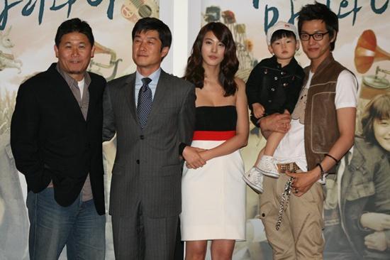 영화 <아버지와 마리와 나> 출연진과 이무영 감독(제일 왼쪽) 영화 <아버지와 마리와 나> 출연진과 이무영 감독(제일 왼쪽)