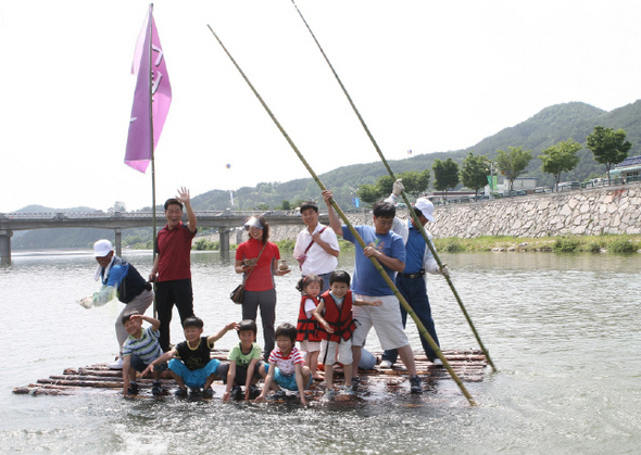 지난해 반딧불축제 참가자들이 남대천에서 뗏목체험을 하고 있다. 무주군 제공 지난해 반딧불축제 참가자들이 남대천에서 뗏목체험을 하고 있다. 무주군 제공