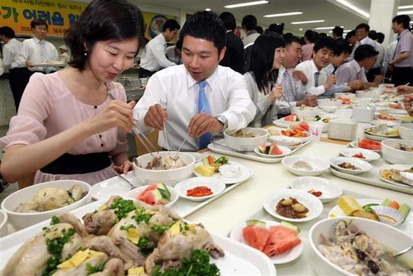 창사 16주년을 맞이한 대우자동차판매(주)가 5일 낮 인천광역시 부평 본사 식당에서 닭고기 소비촉진을 위한 삼계탕 시식행사를 열어, 임직원들이 삼계탕으로 점심을 먹고 있다.연합뉴스 창사 16주년을 맞이한 대우자동차판매(주)가 5일 낮 인천광역시 부평 본사 식당에서 닭고기 소비촉진을 위한 삼계탕 시식행사를 열어, 임직원들이 삼계탕으로 점심을 먹고 있다.연합뉴스