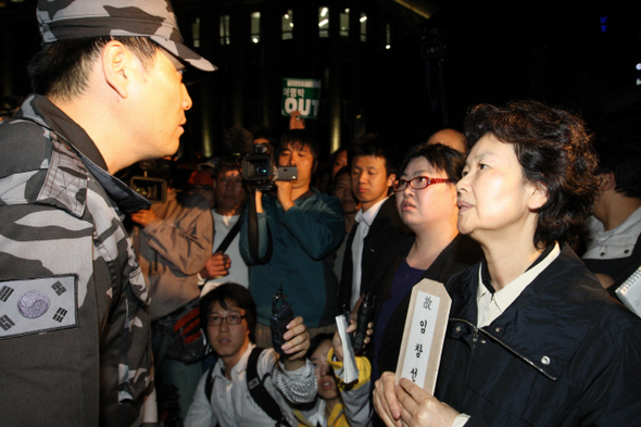 5일 저녁 서울 시청광장에서 열린 특수임무수행자회의 전사자 합동위령제에서 북파공작원 유족들이 특수임무수행자회의 쪽으로부터 위패를 돌려받은 뒤 다른 사람의 위패를 잘못 줬다며 항의하고 있다. 김명진 기자 littleprince@hani.co.kr