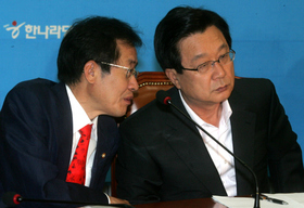 강재섭 한나라당 대표와 홍준표 원내대표가 5일 오전 국회에서 열린 최고위원회의에서 귀엣말을 하고 있다. 강재훈 선임기자 khan@hani.co.kr 강재섭 한나라당 대표와 홍준표 원내대표가 5일 오전 국회에서 열린 최고위원회의에서 귀엣말을 하고 있다. 강재훈 선임기자 khan@hani.co.kr