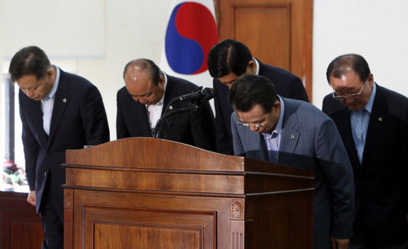 한승수 국무총리(오른쪽에서 두 번째)가 8일 오전 서울 세종로 정부중앙청사에서 ‘고유가 극복 민생안정대책’을 발표한 뒤 강만수 기획재정부 장관(맨 오른쪽) 등 배석자들과 함께 고개 숙여 인사하고 있다.   김정효 기자 hyopd@hani.co.kr