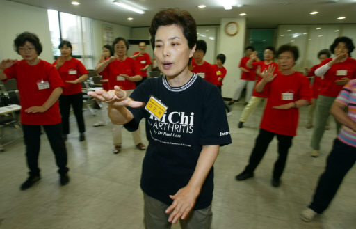 서울 동작구 상도동 동작구 보건소에서 류마티즘 극복체조를 배우는 사람들. 김정효 기자 hyopd@hani.co.kr