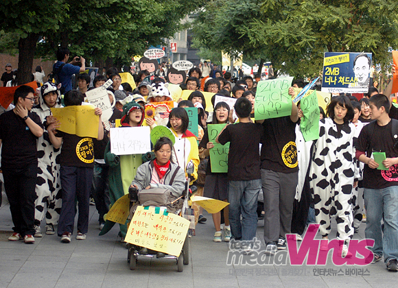 미친소 때려잡기 청소년 행동의날을 진행하는 10대연합 학생들  ⓒ 인터넷뉴스 바이러스