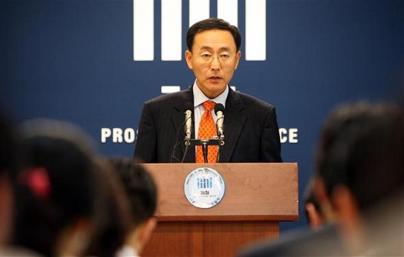서울중앙지검 김수남 3차장검사가 13일 지난 대선 당시 여·야간에 제기된 고소·고발 사건을 수사한 결과를 발표하고 있다. 서울중앙지검 김수남 3차장검사가 13일 지난 대선 당시 여·야간에 제기된 고소·고발 사건을 수사한 결과를 발표하고 있다.