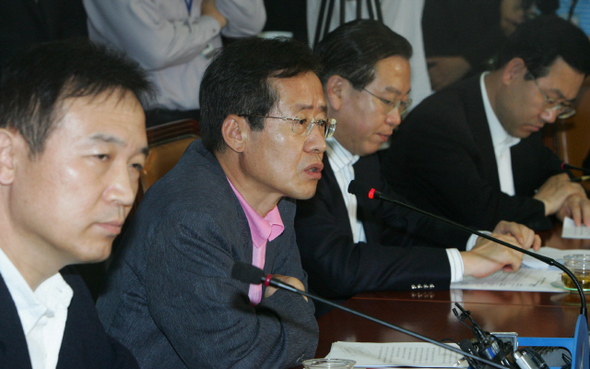 홍준표 한나라당 원내대표(왼쪽 두번째)가 15일 오전 국회에서 열린 당정회의에서 정종환 국토해양부 장관 등에게 “다단계 하도급제, 수임체계 개선 등 근본적 대책” 마련을 촉구하고 있다.
강창광 기자 chang@hani.co.kr 홍준표 한나라당 원내대표(왼쪽 두번째)가 15일 오전 국회에서 열린 당정회의에서 정종환 국토해양부 장관 등에게 “다단계 하도급제, 수임체계 개선 등 근본적 대책” 마련을 촉구하고 있다.
강창광 기자 chang@hani.co.kr