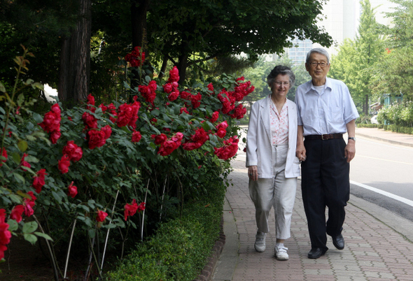 문동환·문혜림씨 부부가 외동딸 영미씨가 살고 있는 경기 고양시 일산의 아파트 정원을 산책하고 있다. 미국인인 부인 혜림씨는 동두천에서 시작한 기지촌 여성들의 자립을 위한 ‘두레방’을 뉴저지주에서도 열어 국제결혼 한인여성들을 돕고 있다.