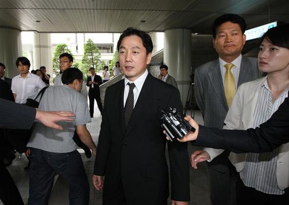 정봉주 전 통합민주당 의원이 17일 오전 서울 서초동 서울중앙지법에서 징역 1년을 선고받은 뒤 법원을 나서고 있다. 연합뉴스 정봉주 전 통합민주당 의원이 17일 오전 서울 서초동 서울중앙지법에서 징역 1년을 선고받은 뒤 법원을 나서고 있다. 연합뉴스