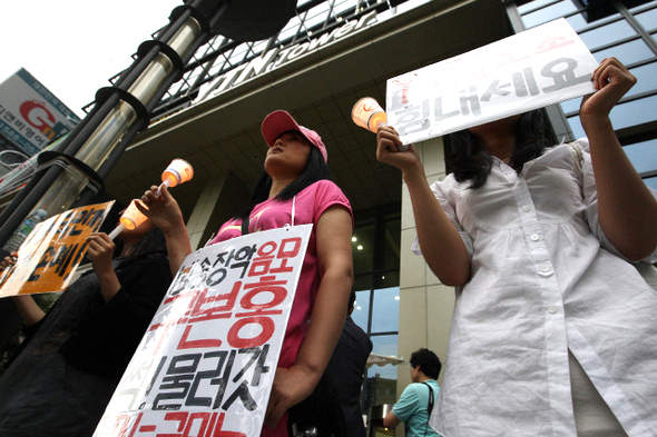 시민들이 17일 저녁 서울 남대문로 보도전문채널 <와이티엔> 본사 앞에서 지난 대선 당시 이명박 후보의 방송특보였던 구본홍씨의 와이티엔 사장 선임을 반대하는 촛불시위를 벌이고 있다. 신소영 기자 <A href="mailto:viator@hani.co.kr">viator@hani.co.kr</A>