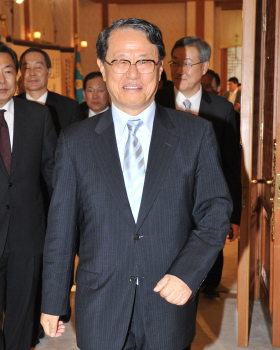 정정길 대통령실장이 20일 저녁 인선 발표가 끝난 뒤 청와대 충무실을 나서고 있다. 청와대 사진기자단 정정길 대통령실장이 20일 저녁 인선 발표가 끝난 뒤 청와대 충무실을 나서고 있다. 청와대 사진기자단