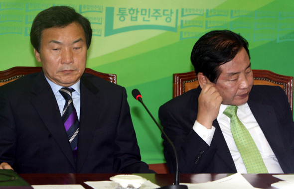손학규 통합민주당 대표가 23일 오전 국회에서 열린 최고위원회에서 광주·전남 대의원대회 일정이 무산된 것과 관련해 옛 민주당 세력에게 “마음속에서는 분노가 들끓는다”라고 말한 뒤 굳은 표정으로 박상천 공동대표와 앉아 있다.
강창광 기자 chang@hani.co.kr 손학규 통합민주당 대표가 23일 오전 국회에서 열린 최고위원회에서 광주·전남 대의원대회 일정이 무산된 것과 관련해 옛 민주당 세력에게 “마음속에서는 분노가 들끓는다”라고 말한 뒤 굳은 표정으로 박상천 공동대표와 앉아 있다.
강창광 기자 chang@hani.co.kr