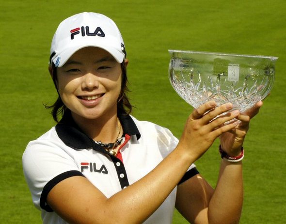 지은희가 22일 미국 뉴욕주 로체스터의 로커스트 힐 컨트리 클럽에서 웨그먼즈 LPGA 골프 토너먼트의 우승 트로피를 들고 미소짓고 있다. 그녀는 이날 이 대회 최종 라운드에서 5언더파 67를 쳐 총 16언더파로 우승했다(AP=연합뉴스)