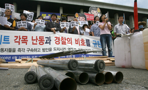 광우병 국민대책회의 회원들이 24일 오전 서울 여의도  본관 앞에서 기자회견을 열어, 전날 오후 ‘공영방송 지키기’ 1인 시위를 벌인 여성을 각목 등으로 집단폭행한 대한민국 어버이연합회 회원들과 이들을 제대로 수사하지 않은 경찰을 규탄하고 있다. 대책회의는 당시 폭행 현장 근처에 있던 다른 보수단체 소속 차에서 발견한 쇠몽둥이와 각목, 휘발유 등을 함께 공개했다. 김진수 기자 jsk@hani.co.kr