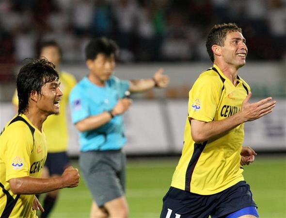 성남 모따(오른쪽)가 25일 대구FC와 경기에서 후반 42분 3-3 균형을 깨뜨리는 역전골을 넣은 뒤 최성국과 함께 기뻐하고 있다. 성남/연합뉴스 성남 모따(오른쪽)가 25일 대구FC와 경기에서 후반 42분 3-3 균형을 깨뜨리는 역전골을 넣은 뒤 최성국과 함께 기뻐하고 있다. 성남/연합뉴스