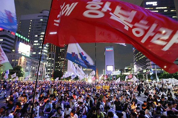 25일 오후 미국산 쇠고기 수입 반대 촛불시위 참가자들이 세종로 사거리 일대를 가득 메우고 있다. 이날 낮에는 종로구 내자동로터리 차로에서 기습시위를 벌인 시위대 47명이 경찰에 연행된 바 있다. 연합뉴스