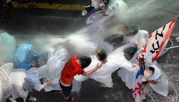 미국산 수입위생조건 고시가 관보에 게재된 26일 저녁 미국산 쇠고기 수입 반대 거리시위에 참가한 시위대가 광화문 인근 골목길로 청와대 진출을 시도하자 경찰이 물대포를 발사하고 있다. (서울=연합뉴스)