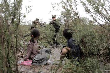 꽃제비로 연명하던 준이가 단짝 미선과 아비를 찾아 중국행 도강을 시도하다 발각된다. 영화 〈크로싱〉의 한 장면.
꽃제비로 연명하던 준이가 단짝 미선과 아비를 찾아 중국행 도강을 시도하다 발각된다. 영화 〈크로싱〉의 한 장면.