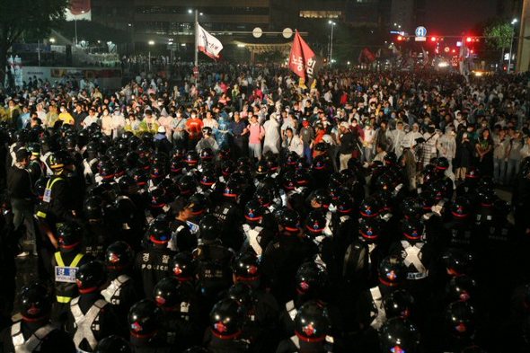 경찰, 물대포 동원 강제해산…27일 오전 경찰이 물대포를 동원해 서울 광화문 일대 도로에서 시위를 벌이던 미국산 쇠고기 수입반대 시위대를 강제해산시키고 있다.  (서울=연합뉴스)