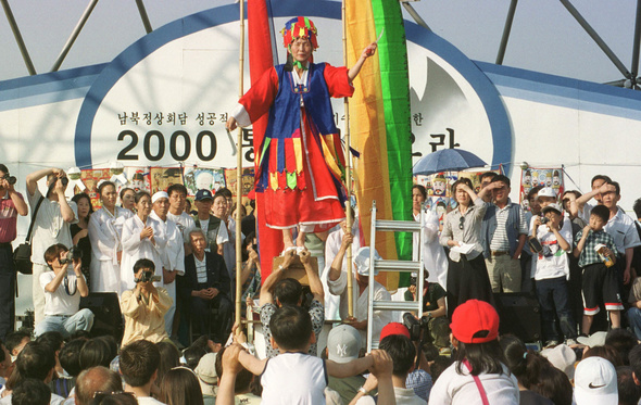 1970년대에 전통굿은 미신 타파라는 사슬에 묶여 있어야 했다. 지난 2000년 6월 김금화씨가 서울 여의도 한강둔치에서 남북 정상회담 성공을 기원하는 작두거리를 펼치고 있다.   곽윤섭 기자
