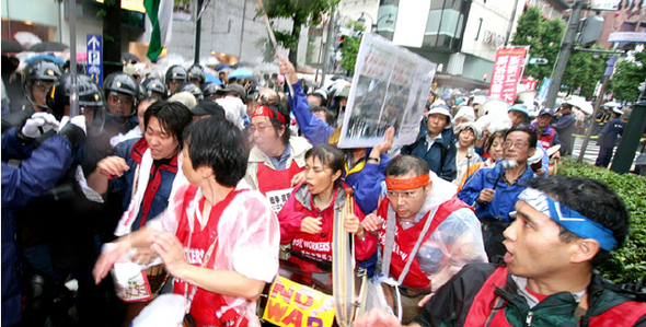 일본 홋카이도 도야코에서 열리는 주요 8개국 정상회의 개최에 반대하는 일본의 시민노동단체 회원들이 29일 도쿄 요요기 공원에서 집회를 마친 뒤 ‘서미트 분쇄’ 등의 구호를 외치며 시부야역 쪽으로 진출하려다 저지하는 경찰과 몸싸움을 벌이고 있다.